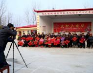 元月9日，團(tuán)市委組織青年攝影家、書法家為群眾照全家福、寫對聯(lián)。