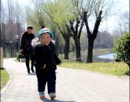 大風(fēng)過后,今日又回歸晴好天氣。不少市民來到公園踏青游玩，享受春日暖陽。