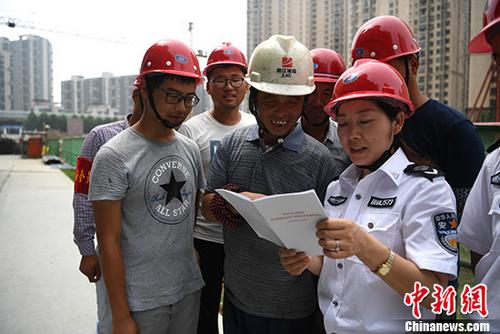 資料圖：安監(jiān)辦工作人員進(jìn)工地給農(nóng)民工普及安全生產(chǎn)知識(shí)。<ahttp://www.chinanews.com/'>中新社</a>記者 韓蘇原 攝