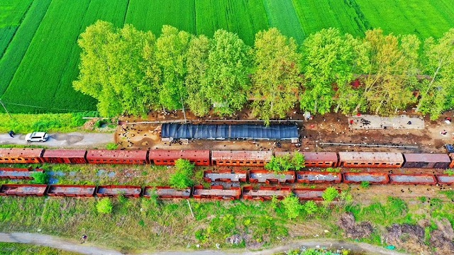 窄軌小火車主要運行在上世紀末，是當時當?shù)厝罕娭匾某鲂蟹绞?，同時也承擔著大宗商品的貨運業(yè)務。