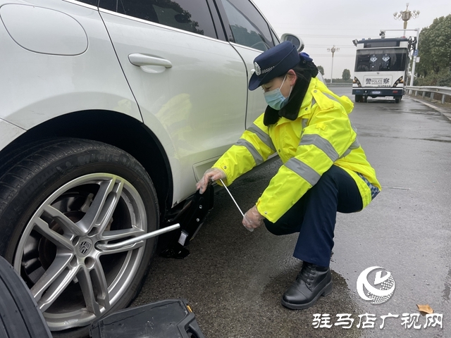 駐馬店：收費員秒變“修車員” 溫情守護春運路