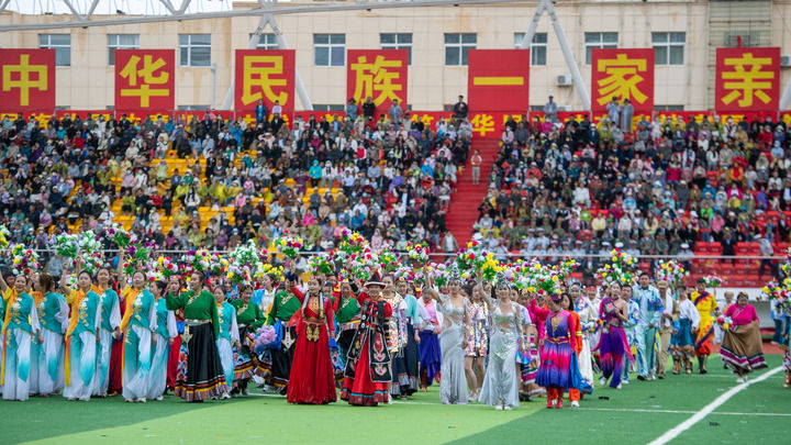 各民族一起來實現(xiàn)中華民族偉大復(fù)興的中國夢——以習(xí)近平同志為核心的黨中央推動鑄牢中華民族共同體意識紀實