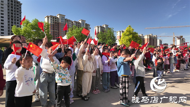 西平縣：國慶升旗頌華誕 愛國情懷滿社區(qū)