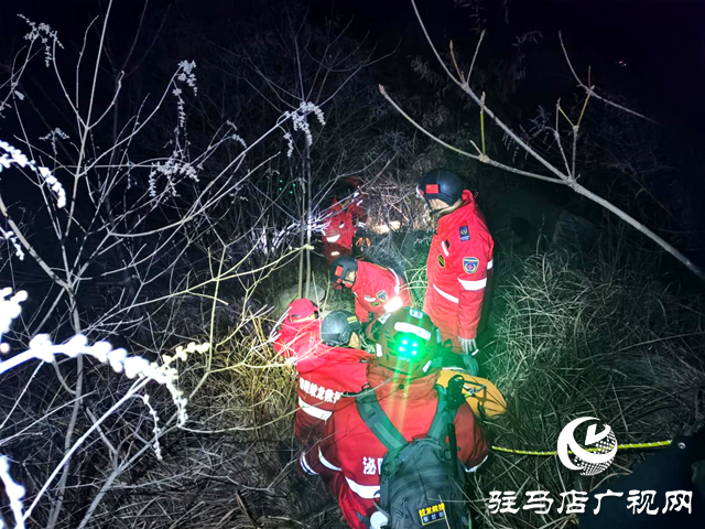 泌陽(yáng)縣蛟龍救援隊(duì)深冬夜緊急搜救患有阿爾茲海默癥的走失人員