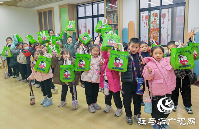 黃淮學院教師到駐馬店市殘聯(lián)博愛幼兒園開展愛心慰問